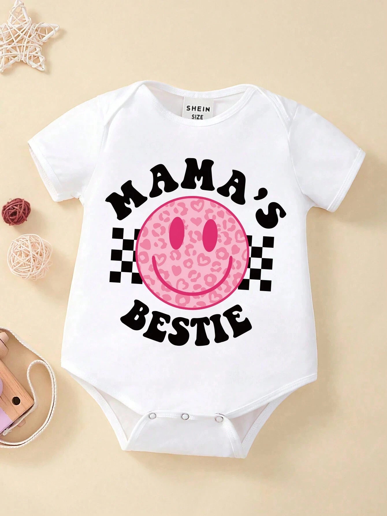 Mono de manga corta con triángulo de eslogan de letra de impresión de cara sonriente de dibujos animados linda para bebé niña