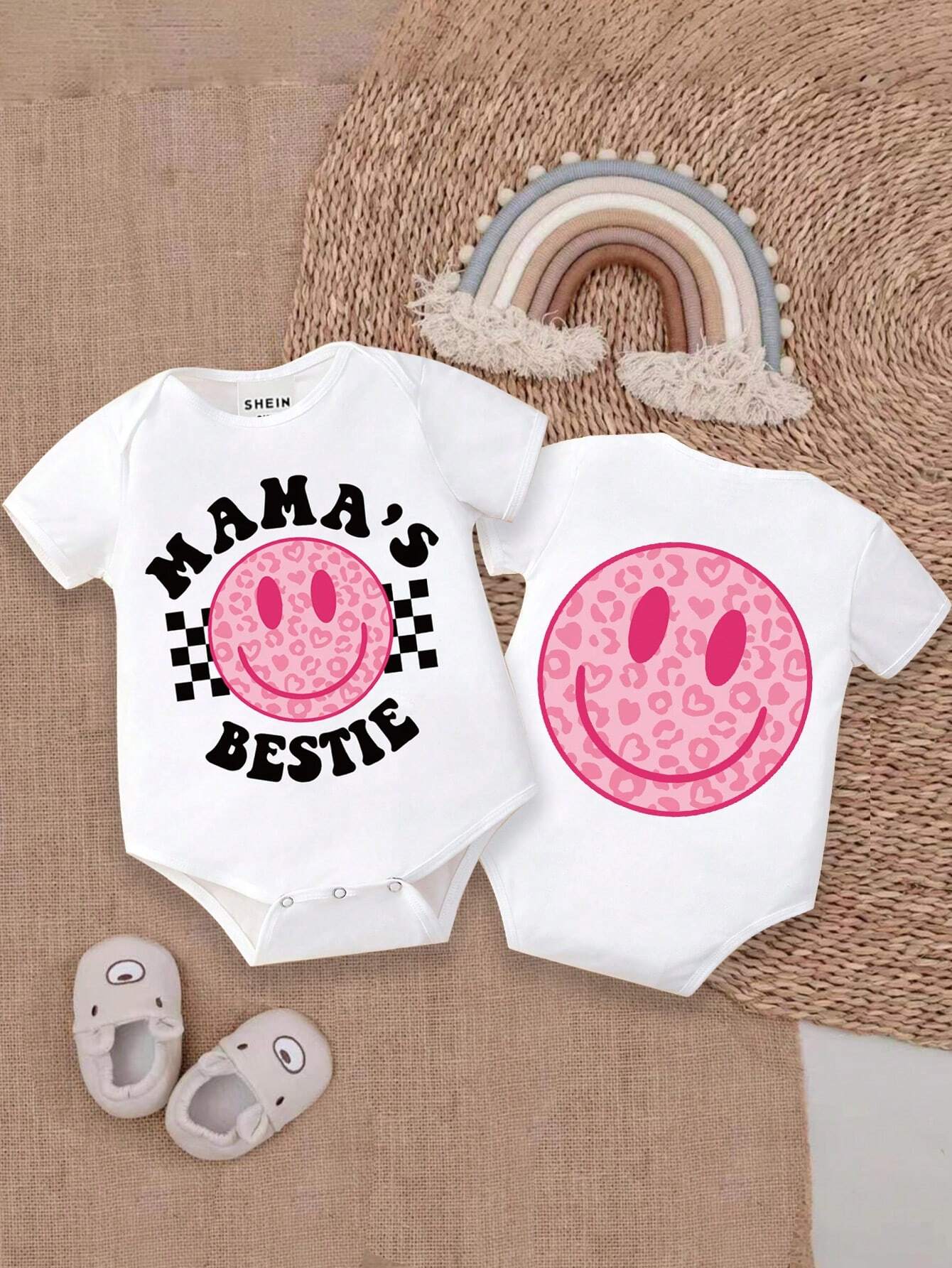 Mono de manga corta con triángulo de eslogan de letra de impresión de cara sonriente de dibujos animados linda para bebé niña