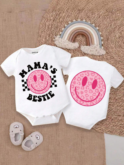 Mono de manga corta con triángulo de eslogan de letra de impresión de cara sonriente de dibujos animados linda para bebé niña