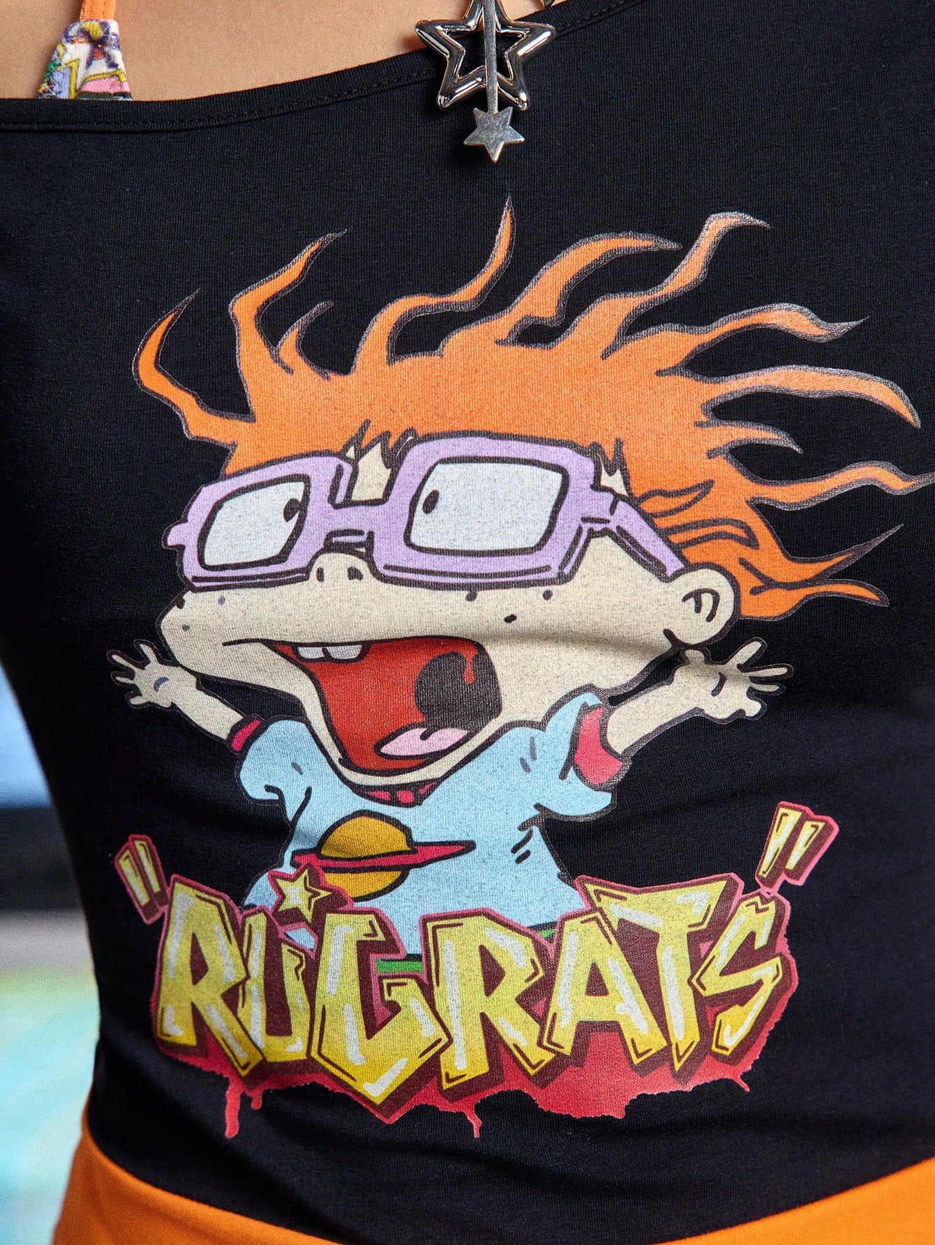 Nick 90's X ROMWE Camiseta de mujer con estampado de dibujos animados estadounidenses vintage de hombros oblicuos