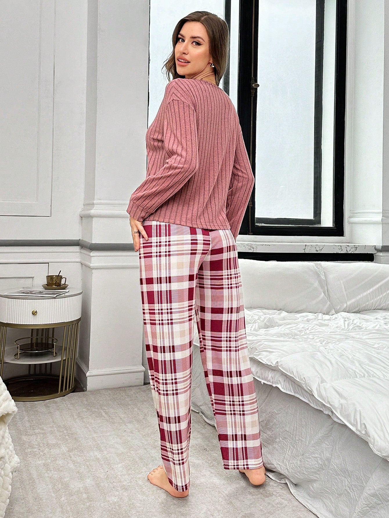 2 piezas/Set de pijama con cuello en V de satén de color contrastante y pantalones a cuadros