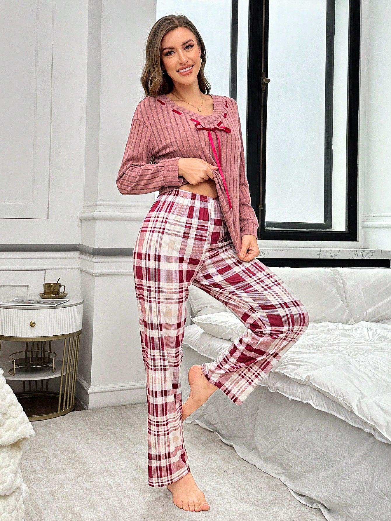 2 piezas/Set de pijama con cuello en V de satén de color contrastante y pantalones a cuadros