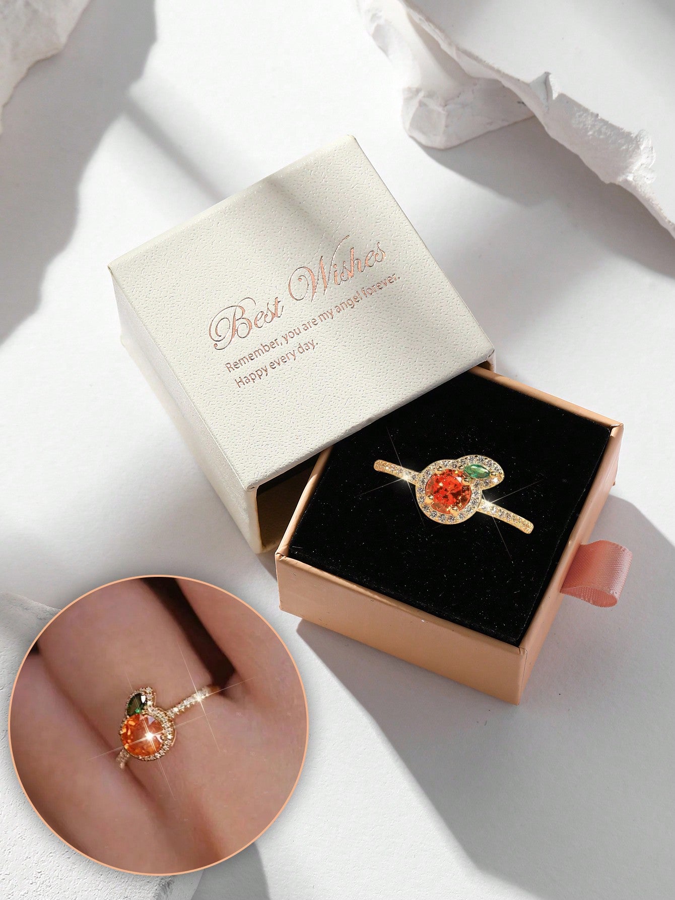 Anillo de oro con decoración de diamantes cúbicos de circonio y manzana en forma de caja de regalo, adecuado para uso diario de las mujeres y como regalo