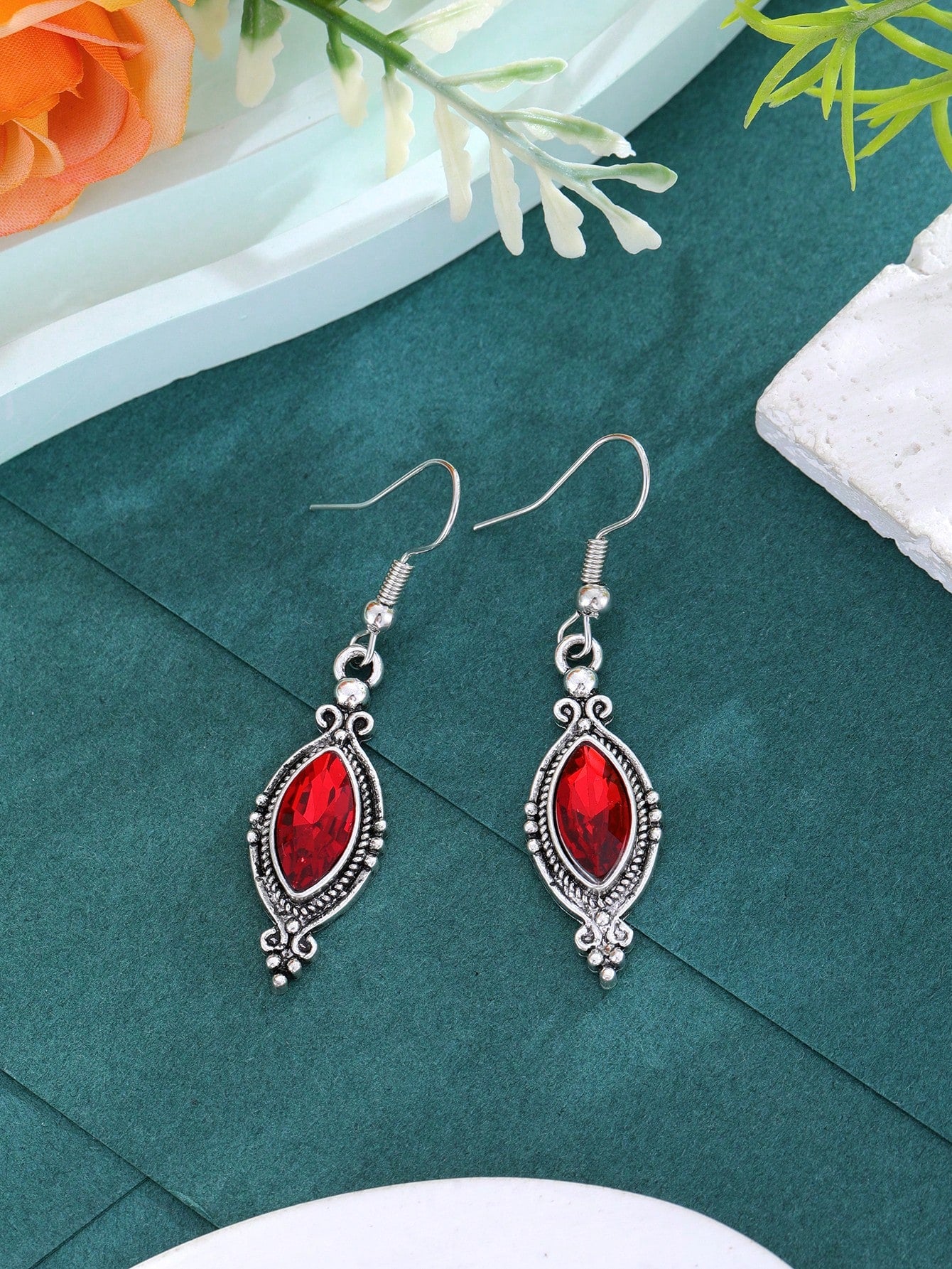 Pendientes con colgante de vidrio en forma de rombo con incrustaciones de rubí y diamantes de imitación, diseño elegante y minimalista adecuado para uso diario y fiestas