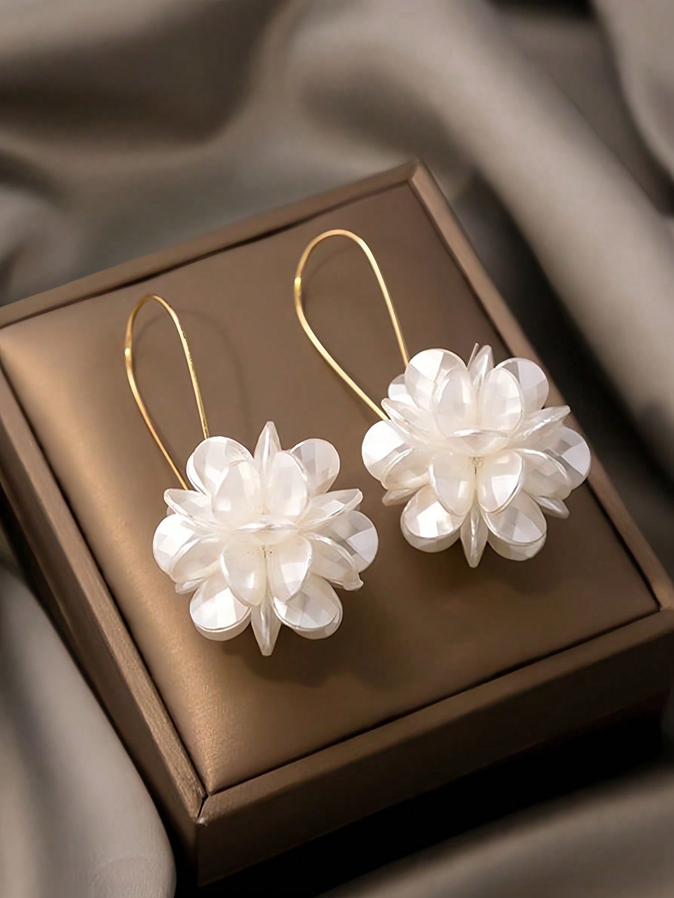 1 Par De Pendientes De Bolas De Flores Blancas Con Patrón Geométrico Largo Y Elegante, Adecuados Para El Uso Diario De Las Mujeres