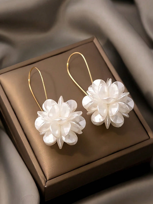1 Par De Pendientes De Bolas De Flores Blancas Con Patrón Geométrico Largo Y Elegante, Adecuados Para El Uso Diario De Las Mujeres