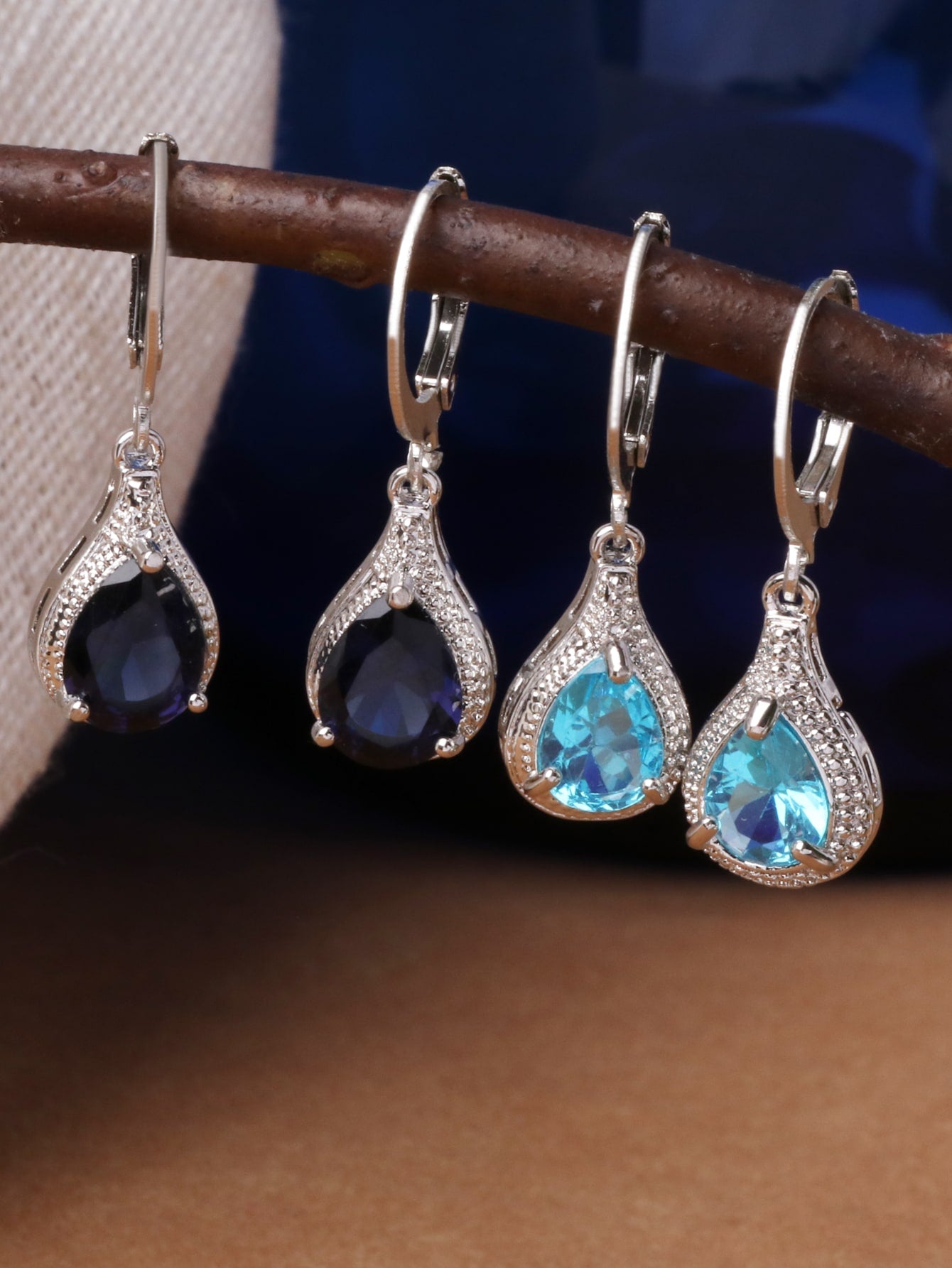 2 pares/set de aretes colgantes en forma de lágrima de resina azul y aretes redondos