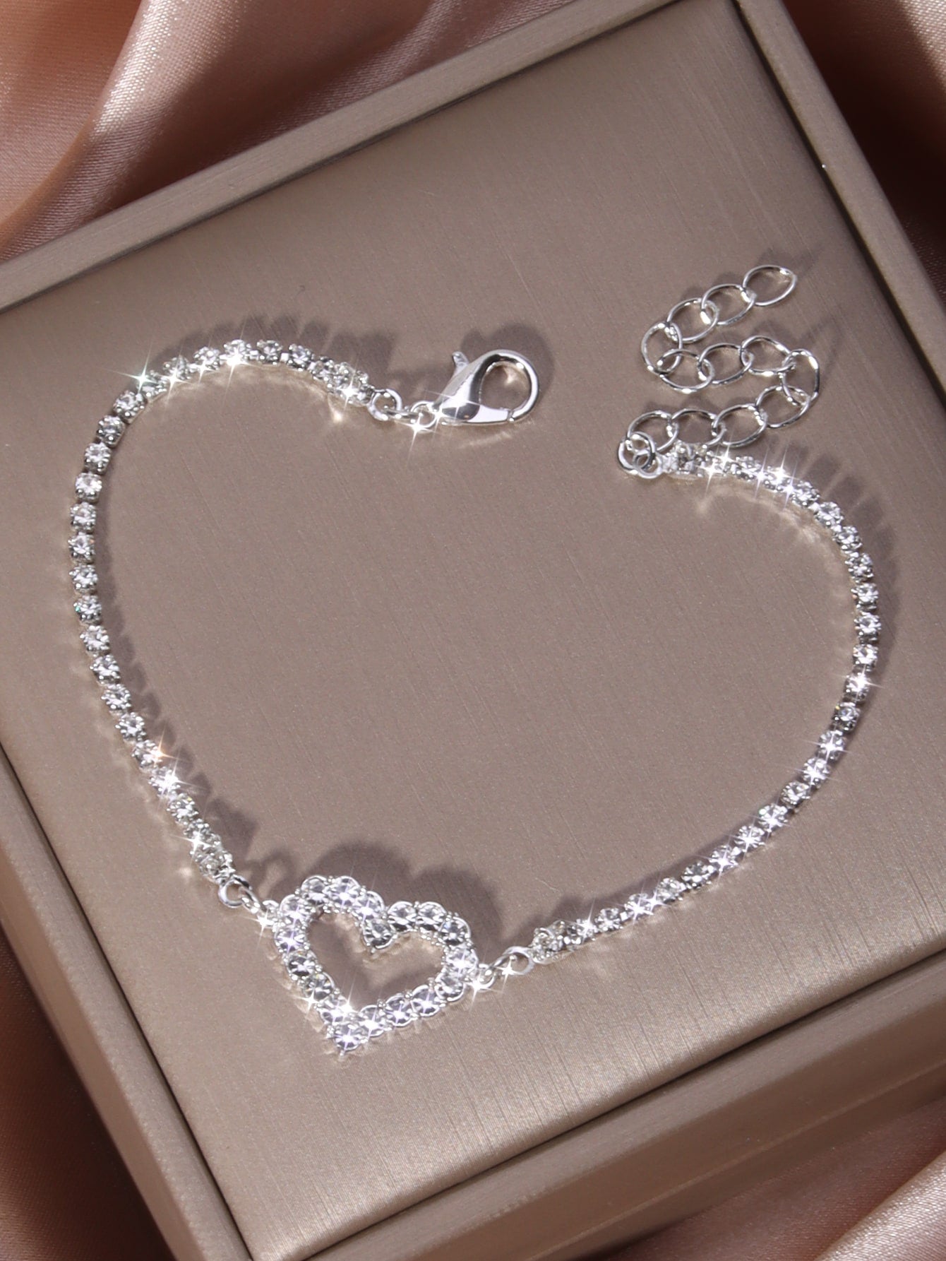 Pulsera temática del Día de San Valentín Corazón hueco lleno de diamantes de imitación brillantes Pulsera de cadena ajustable para su ser querido