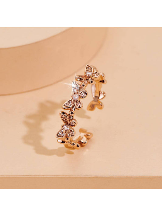 uno elegante agraciado delicado con mariposa inspirado de mujeres abierto fin Anillo adornado con espumoso de imitación diamante para boda Decoración & regalo