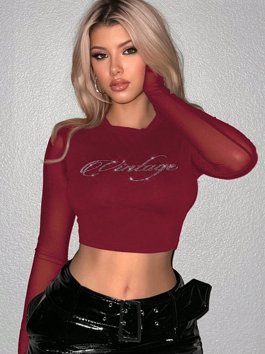 SHEIN Sweetina Blusa corta de malla con contraste y patrón de letras con rhinestones