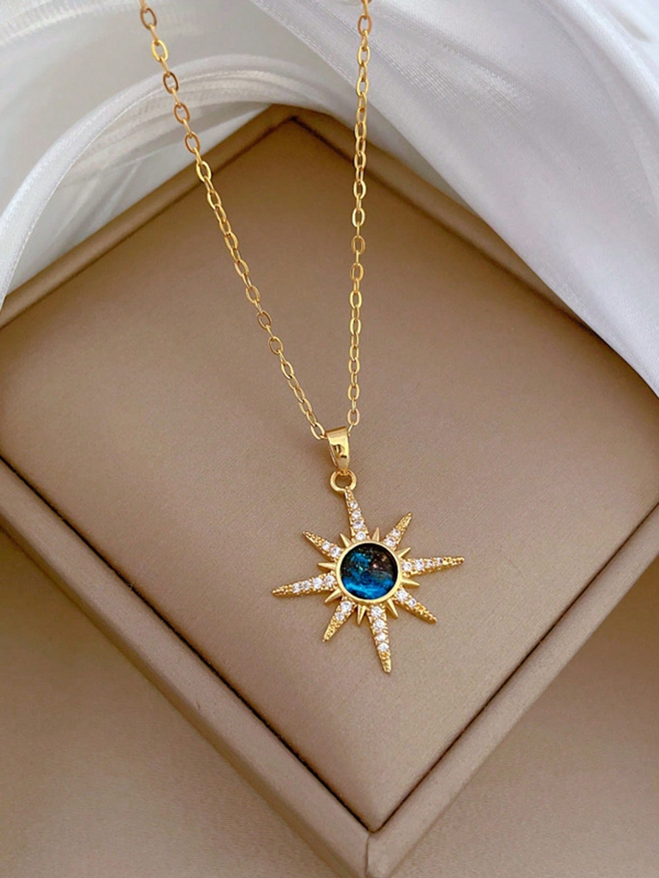 Un collar de colgante de bola de estrella completa de acero inoxidable de lujo y elegante con diamantes completo para mujeres
