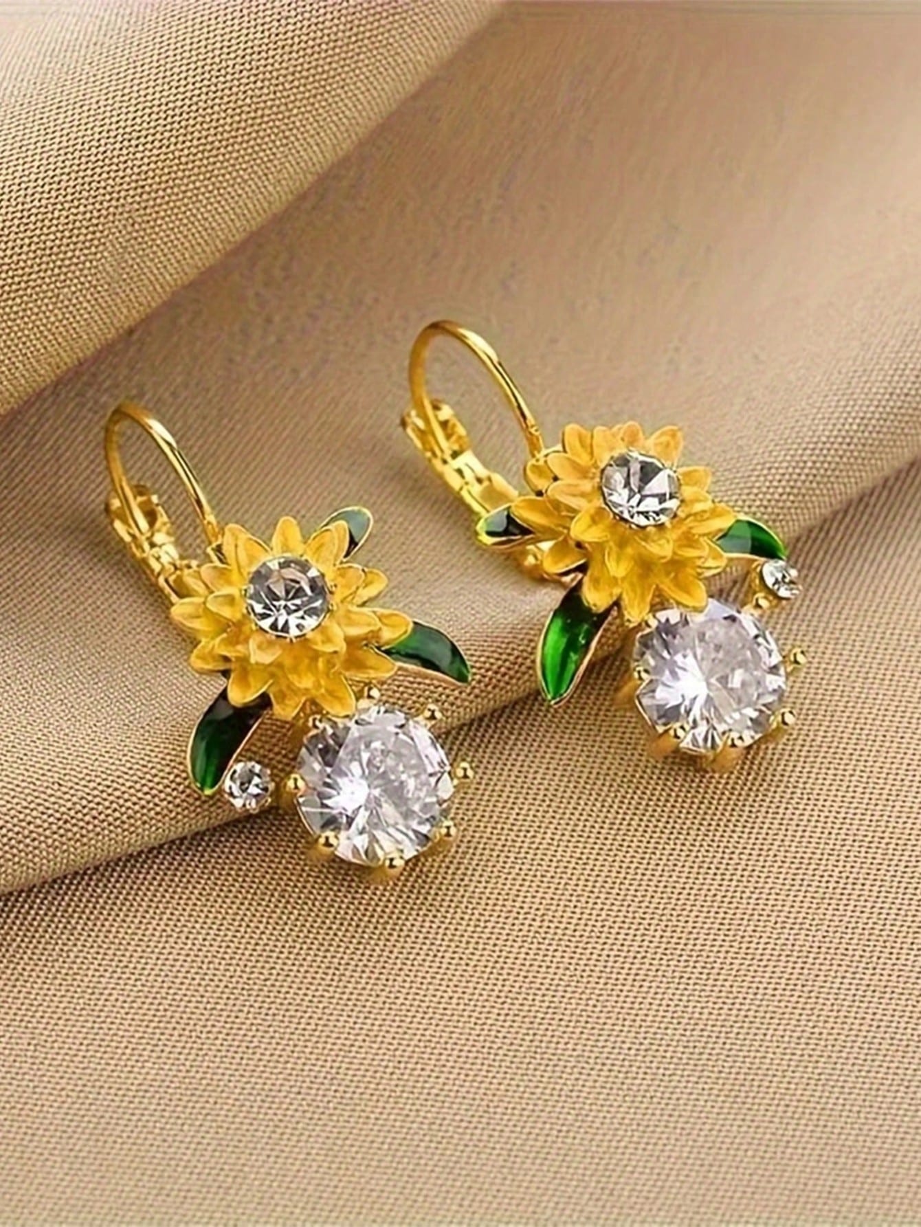 1 par de pendientes con colgante de cristal con diseño de girasol y gota de agua para mujeres