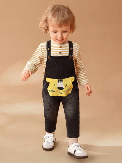 SHEIN Conjunto de dos piezas para niño y niña de otoño - Camiseta de manga larga con cuello redondo casual combinada con un conjunto de estilosos y lindos petos vaqueros bordados con un león. Este atuendo es divertido y perfecto para el otoño.
