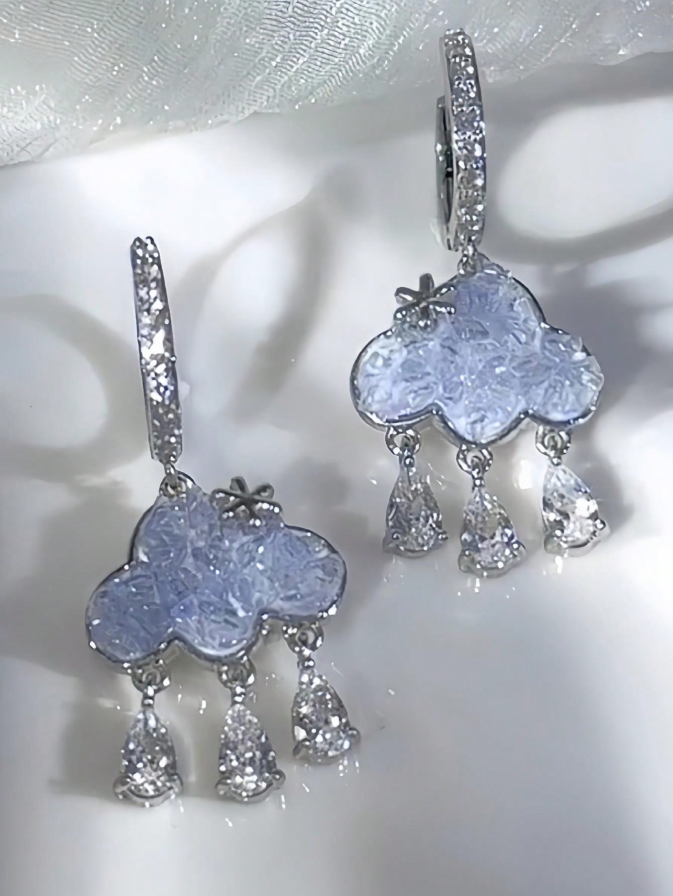 1 par de aretes con gotas de borla con nubes de rhinestone azul de diseño único, ¡Hermosos!