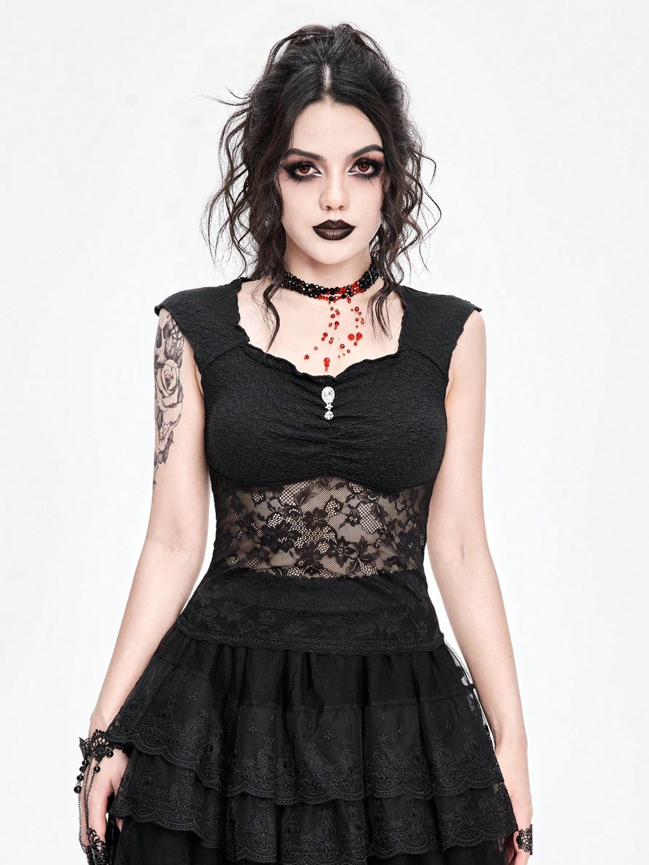 ROMWE Goth Top de tanque con adorno de colgante de diamante con corte bajo y ajuste delgado para mujer, con encaje empalmado y diseño hueco