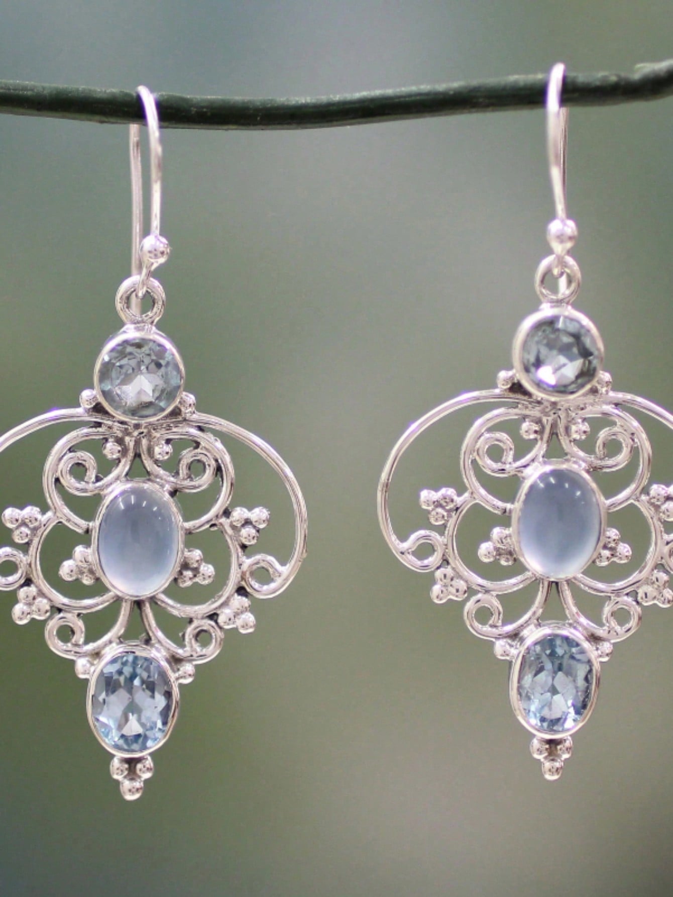 Elegantes aretes colgantes plateados con diseño retro de flor hueca incrustados con una piedra acuosa, perfectos para combinar con atuendos diarios o para decorar fiestas