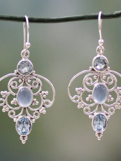 Elegantes aretes colgantes plateados con diseño retro de flor hueca incrustados con una piedra acuosa, perfectos para combinar con atuendos diarios o para decorar fiestas