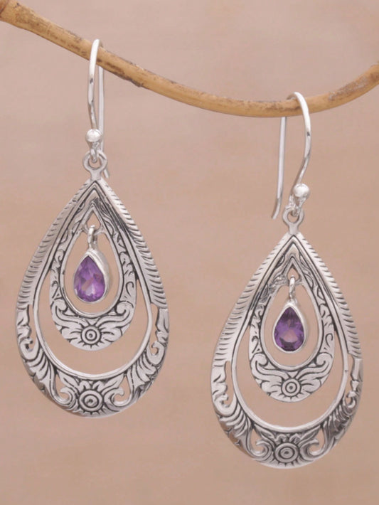 Encantadores aretes colgantes de circonia cúbica vintage en color púrpura - Intrincadamente tallados en forma de gota con brillantes piedras de circonia cúbica - Estilo bohemio chic