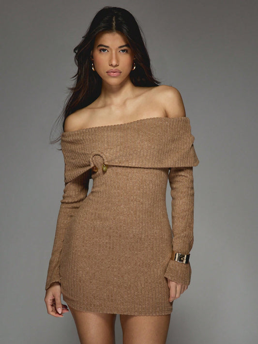 MISSGUIDED Vestido miniajustado de manga larga con hombros descubiertos, detalle metálico y punto acanalado