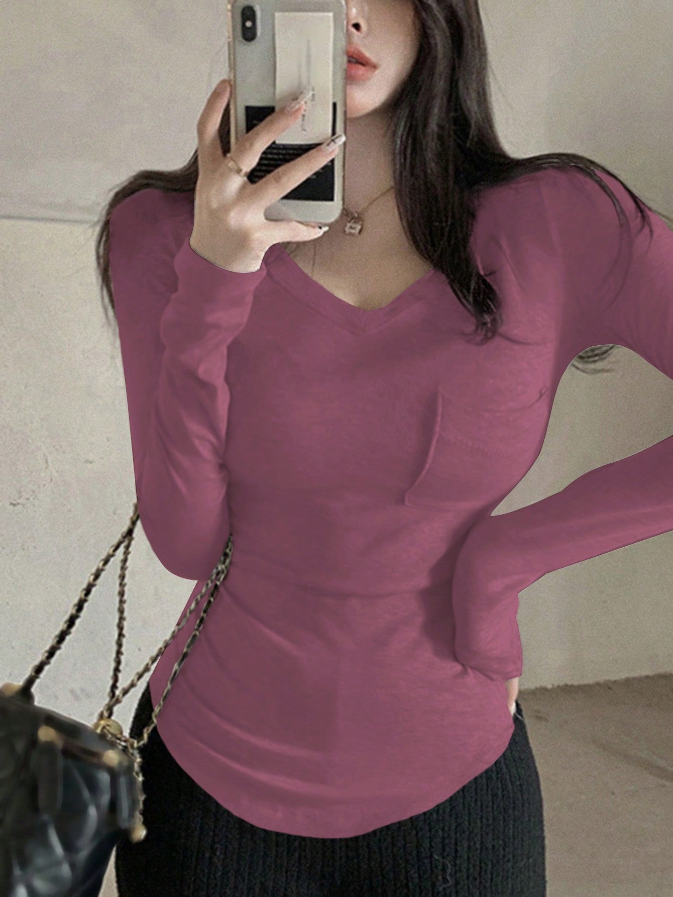 DAZY Camiseta ajustada de manga larga de cuello en V de unicolor con bolsillo para mujer, primavera y verano