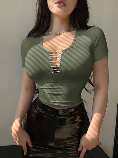DAZY Camiseta de manga corta y cropped para mujer, sexy y única con diseño de tallado hueco para verano, a la moda