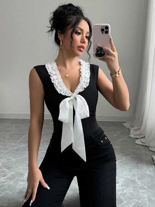SHEIN Privé Blusa corta sin mangas de punto y encaje con corbata de lazo, estilo dulce y picante para mujeres