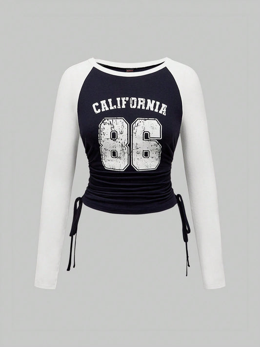 ROMWE Camiseta de manga larga de ajuste ceñido con estilo deportivo retro, estampado de letras en mangas raglán y cintura ajustada