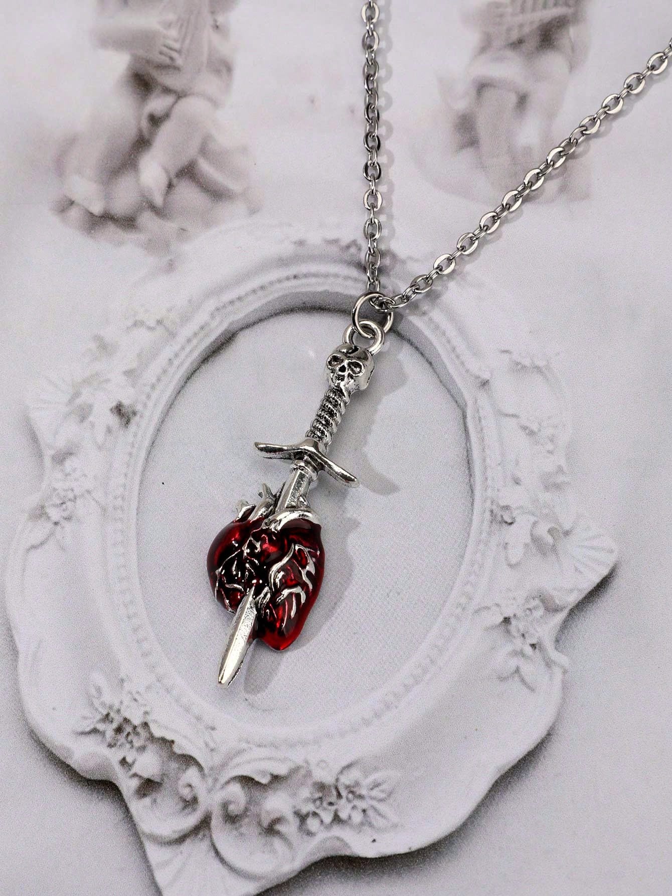 ROMWE Goth Collar Colgante Con Diseño Gótico De Cabeza De Cráneo Y Espada & Corazón En Forma De Colgante