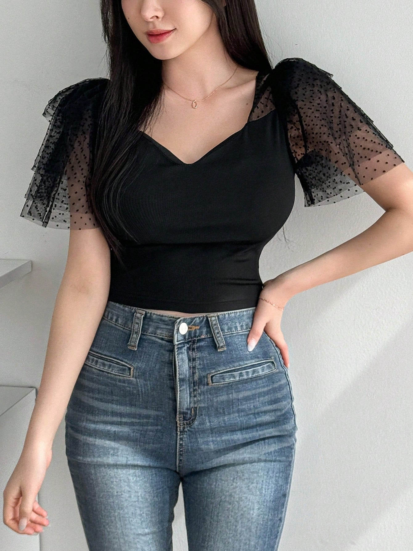 DAZY Camiseta de mujer de verano ajustada con cuello tipo corazón, malla con lunares, mangas cortas con volantes