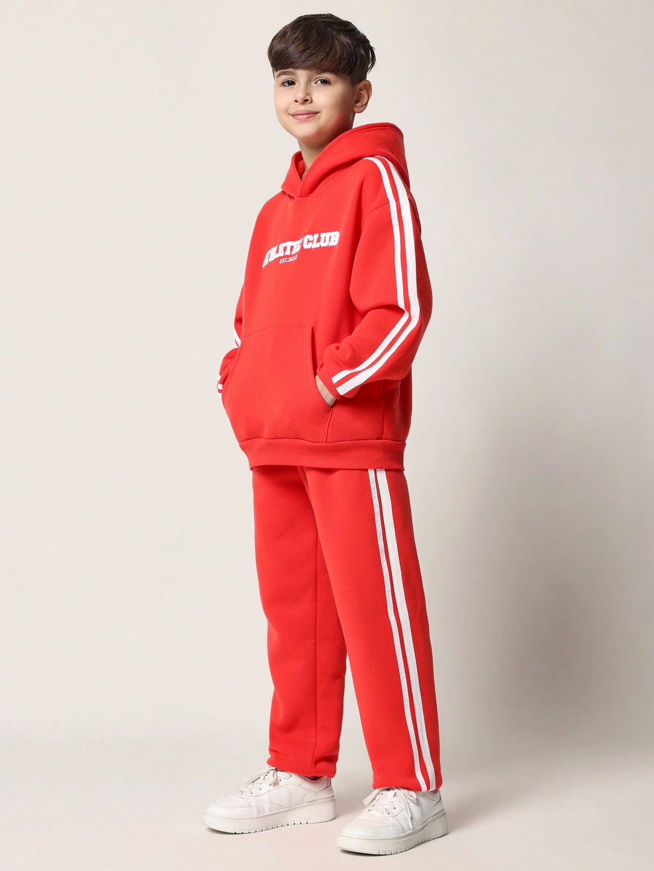 SUMWON Conjunto de 2 piezas para niños preadolescentes compuesto por sudadera con capucha de ajuste regular y pantalón deportivo cómodos con cinta lateral y estampado gráfico