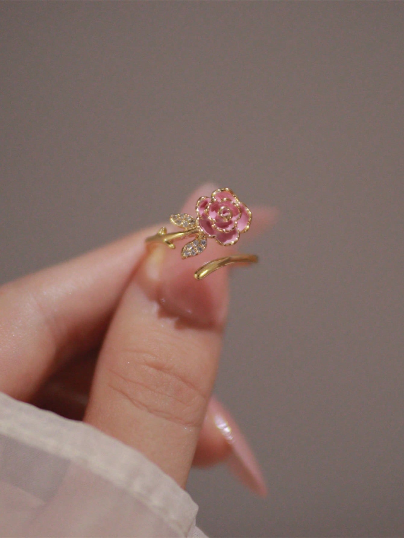 1 pieza Anillo abierto con flor de camellia de circonita francesa rosa
