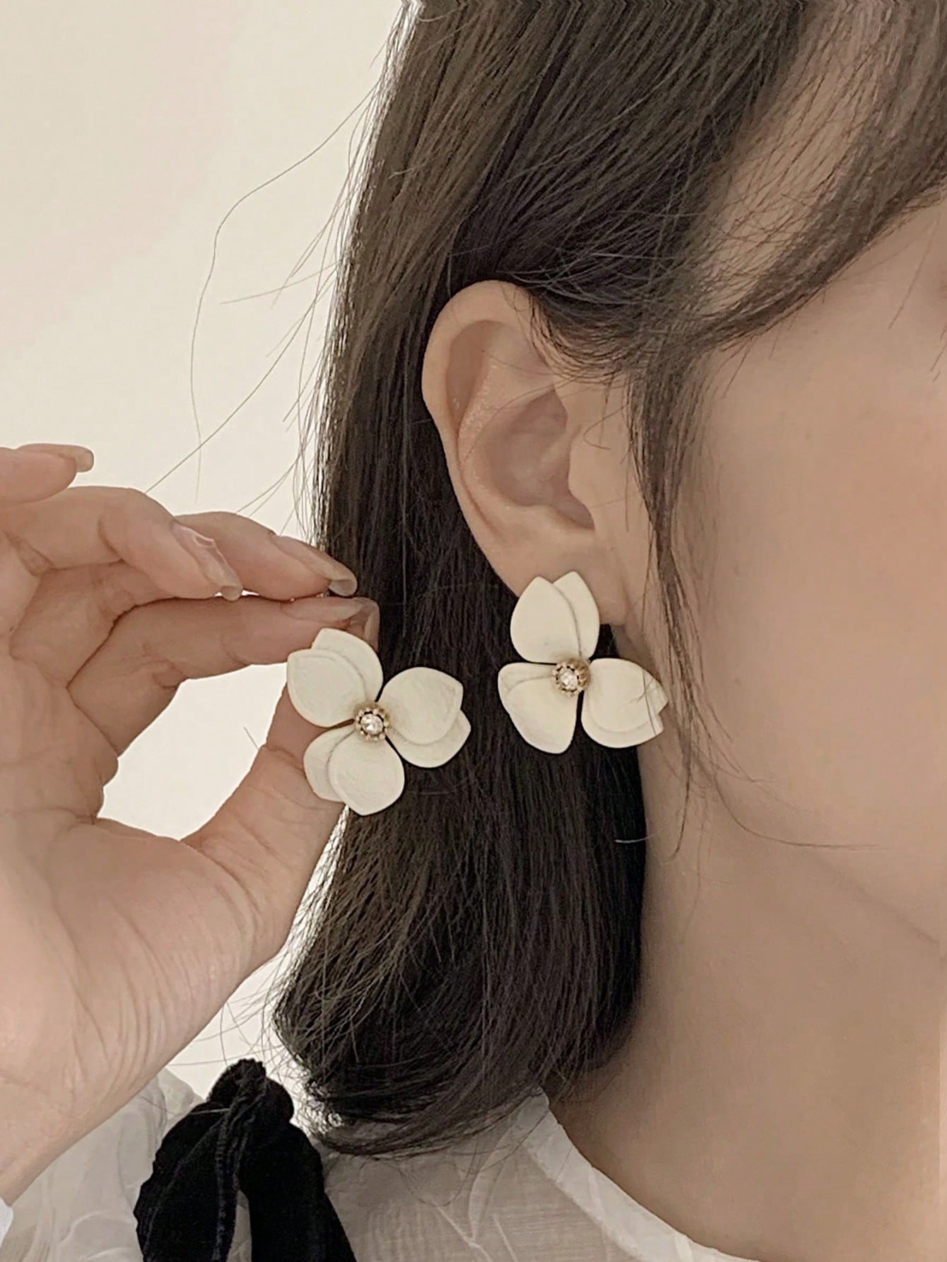 DAZY Pendientes de estudio con forma de flor, adecuados para uso diario, citas, vacaciones o bodas de mujeres