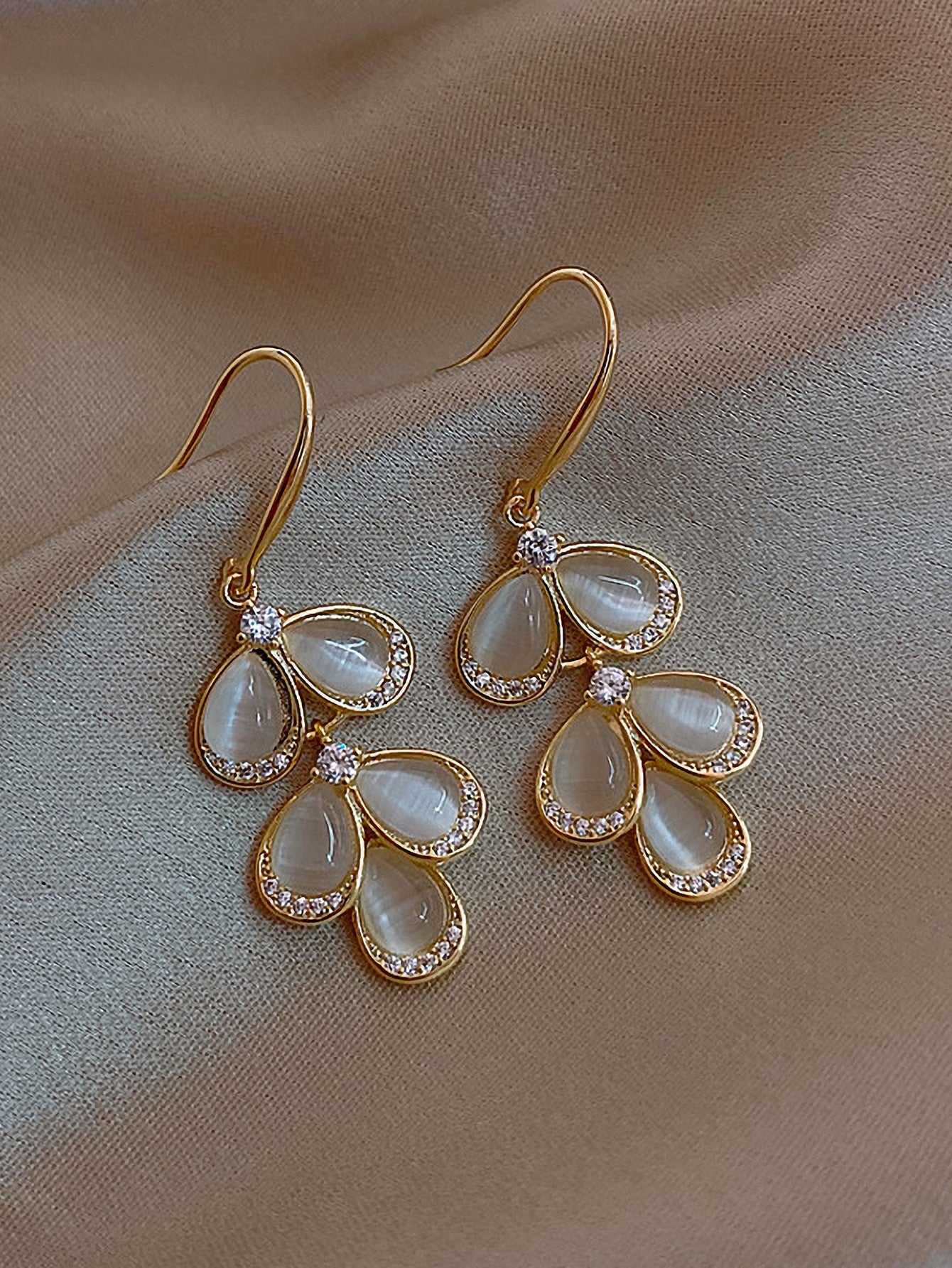 Andkiss Pendientes largos con diseño de diamante de imitación y ópalo