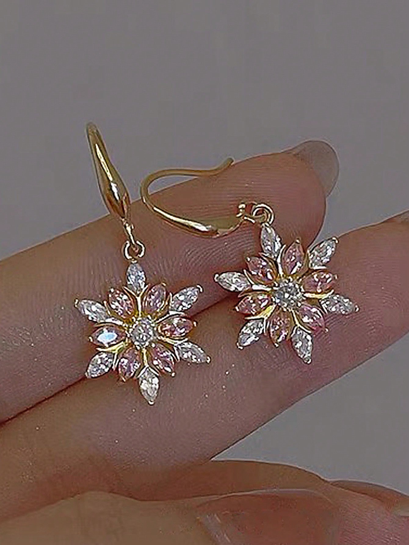 1 par de aretes de Navidad en forma de copo de nieve dulces y exquisitos adornados con diamantes de imitación rosados, joyería elegante y elegante para mujer