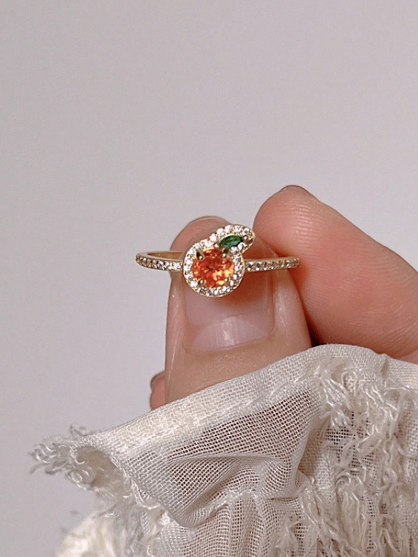 Anillo de oro con decoración de diamantes cúbicos de circonio y manzana en forma de caja de regalo, adecuado para uso diario de las mujeres y como regalo