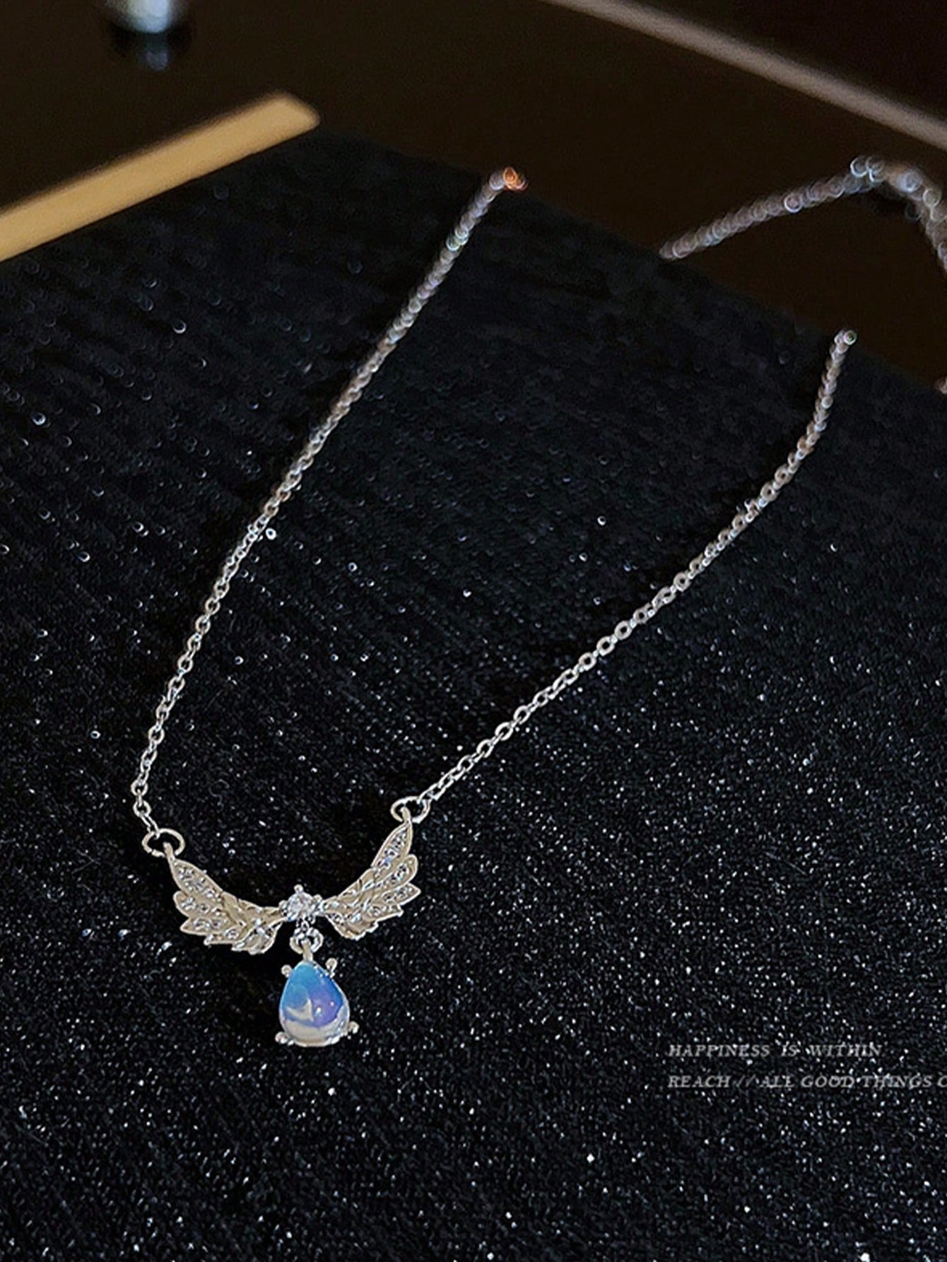 1 pieza Collar con colgante de alas de mariposa brillante, diseño delicado, textura de alta calidad, gargantilla versátil para mujeres
