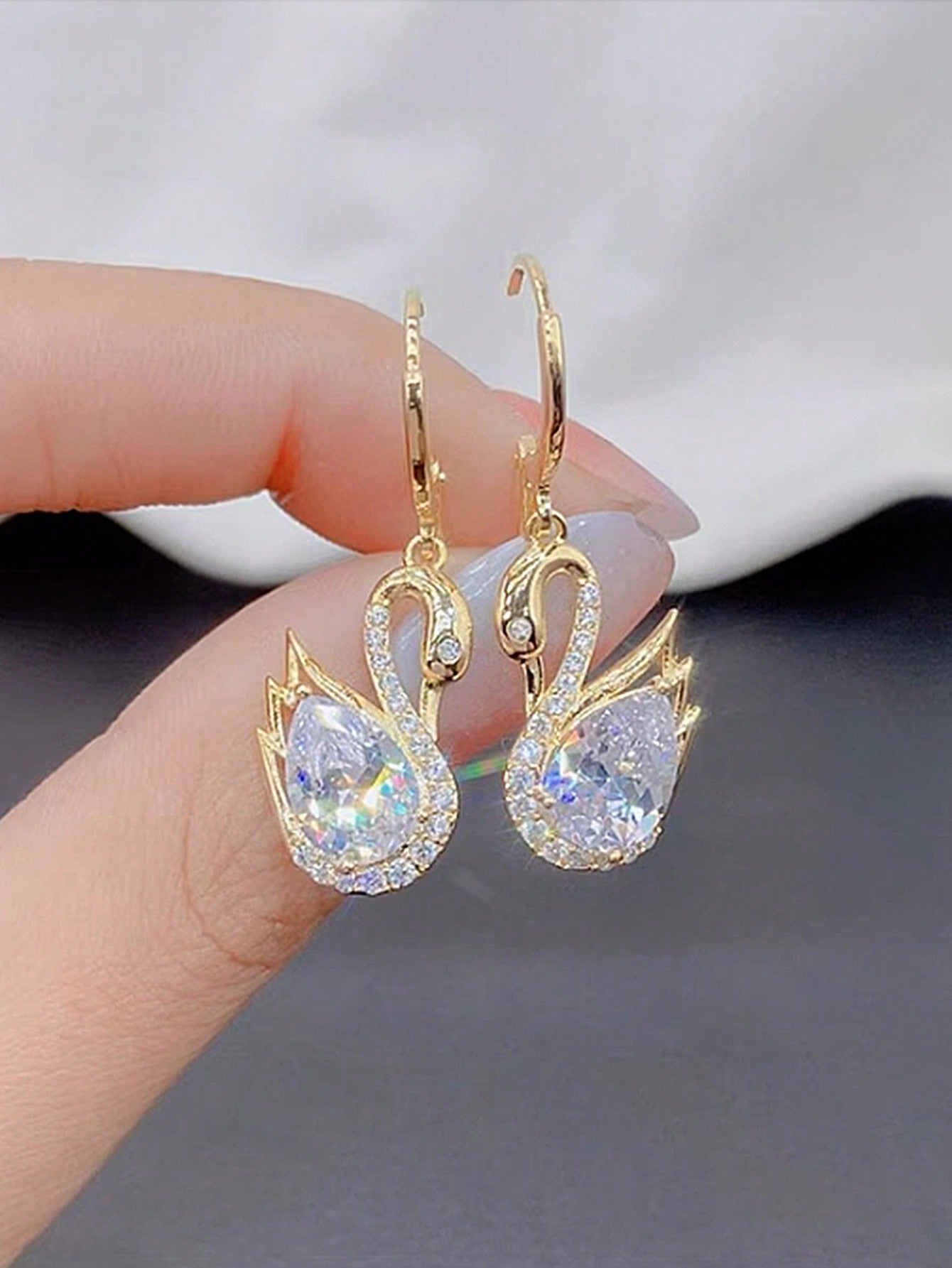 1 par de pendientes elegantes y de alta gama con diseño de cisne de cristal incrustado, para uso diario y de fiesta, regalo de Navidad limitado