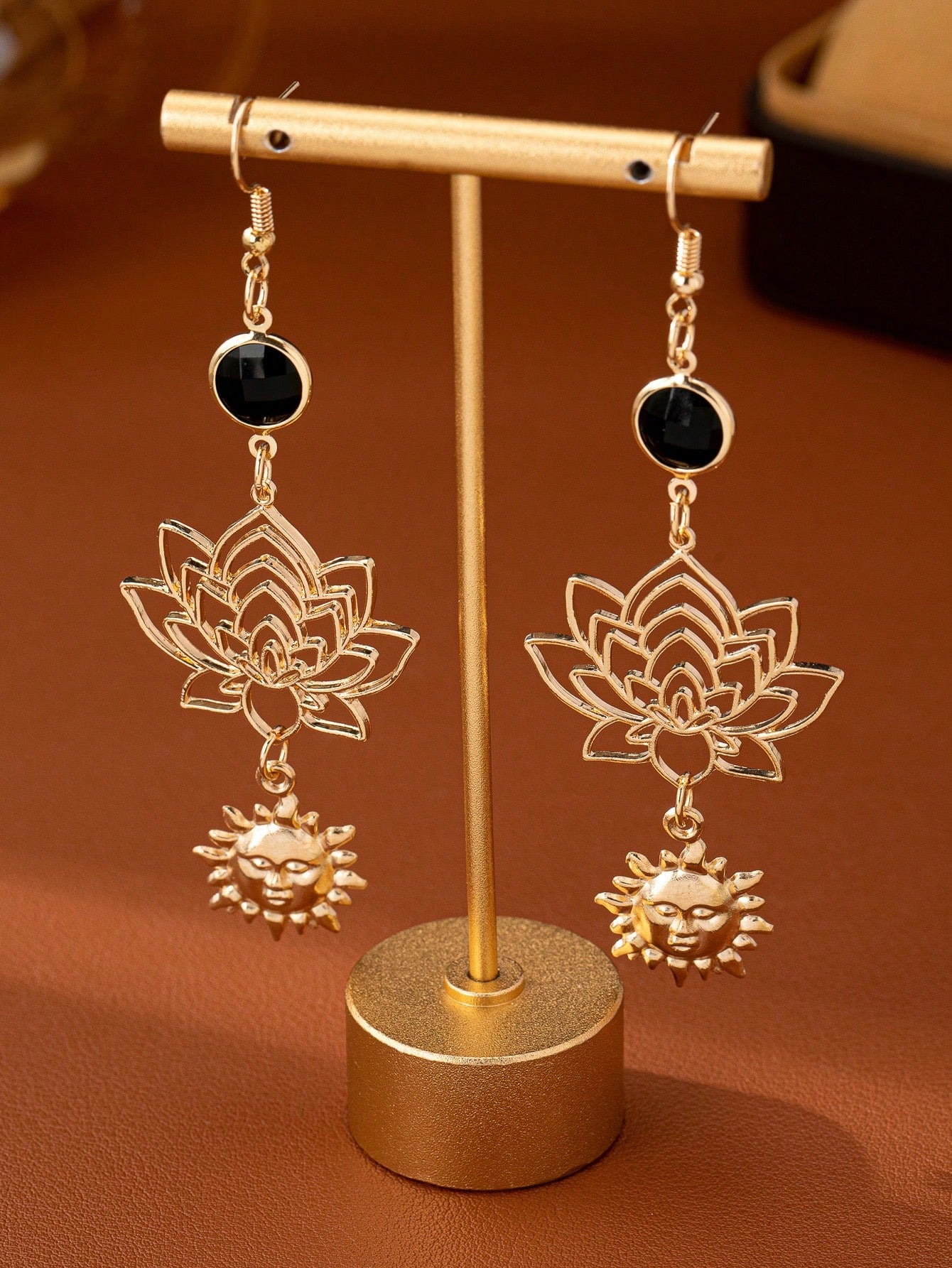 1 par de pendientes con colgante de flor de loto hueca bohemia, adecuado para uso diario de las mujeres