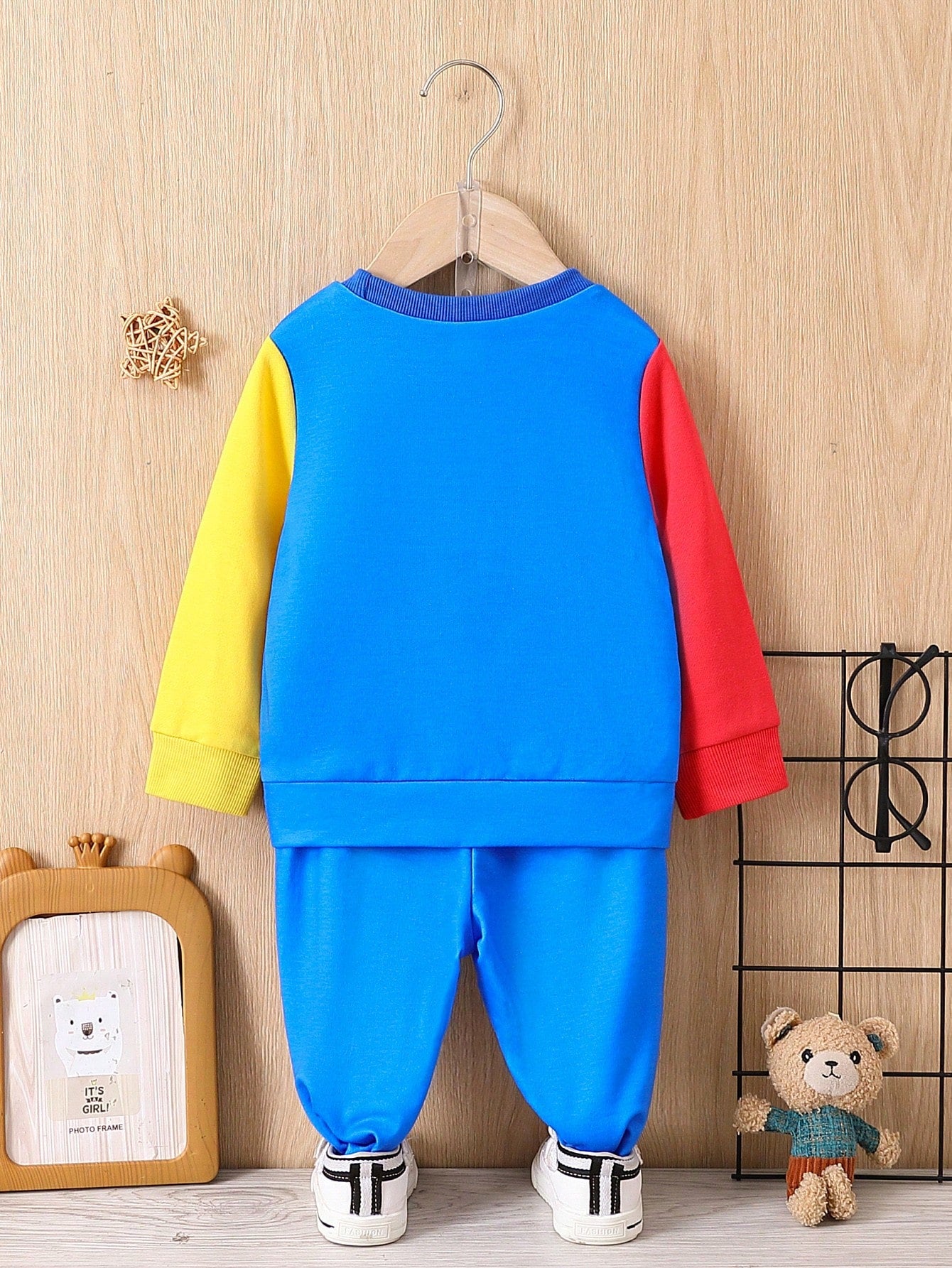 SHEIN Persoplay Kids Bebé niño Sudadera con estampado de dibujos animados y pantalones deportivos con mangas en contraste