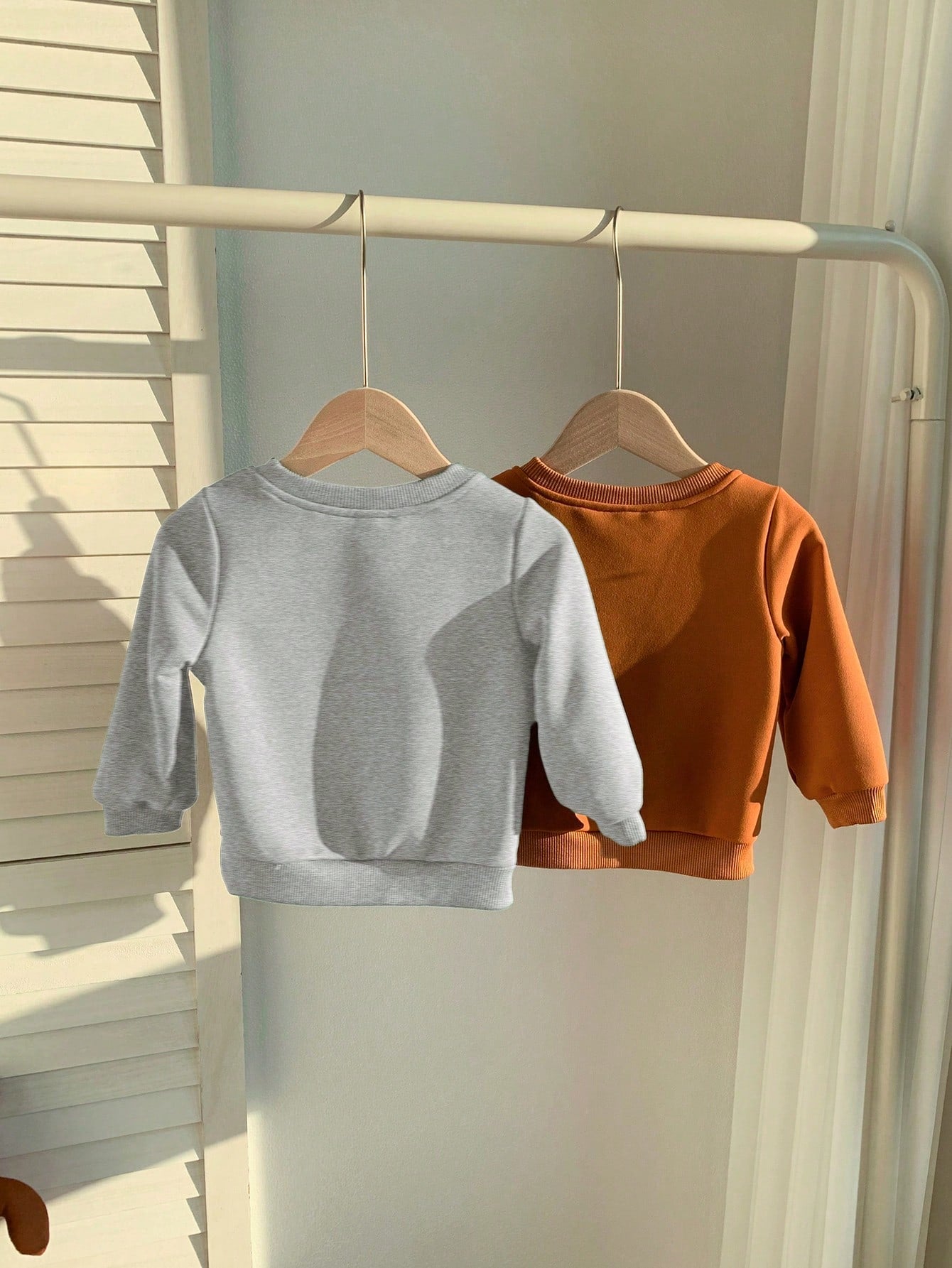 SHEIN 2 piezas Sudadera de cuello redondo acanalado con estampado de león y cocodrilo de dibujos animados para niño/niña, estilo informal y lindo, a juego para otoño/invierno, cómodo para usar en casa y al aire libre