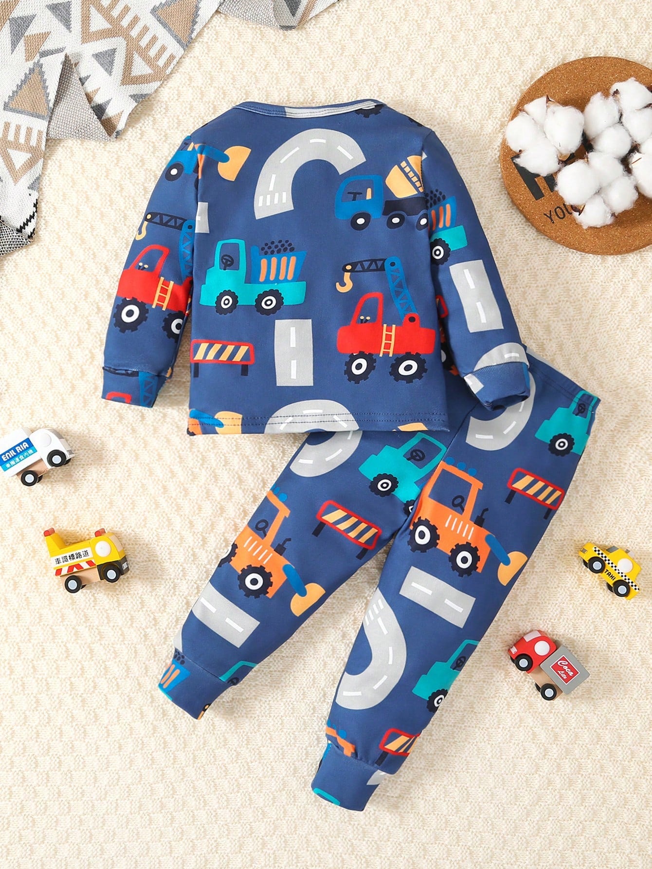 Set de 2 piezas de camisa de manga larga con estampado de carro y leggings casuales para bebé/niño pequeño