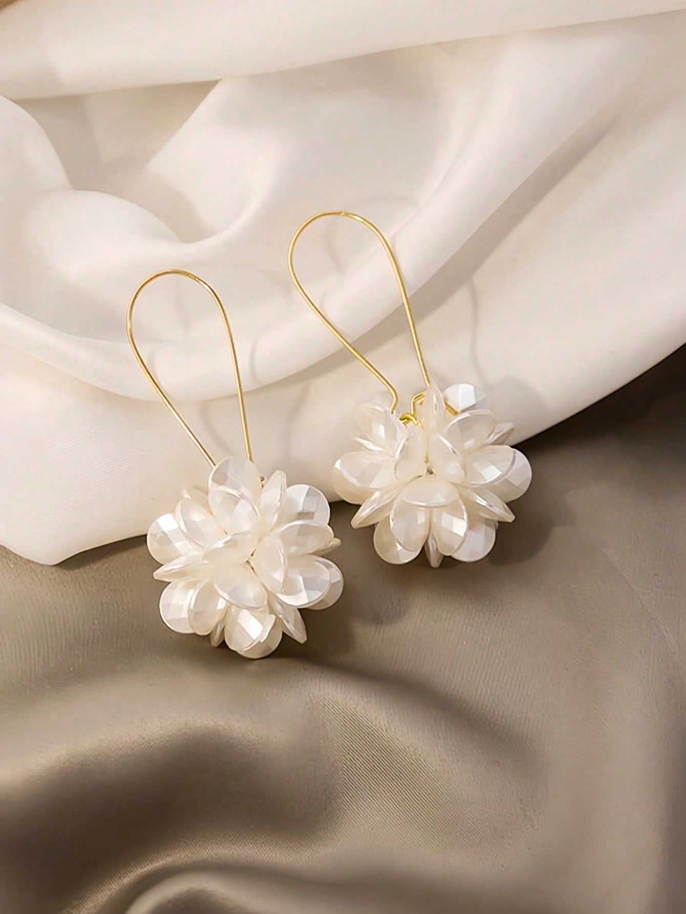 1 Par De Pendientes De Bolas De Flores Blancas Con Patrón Geométrico Largo Y Elegante, Adecuados Para El Uso Diario De Las Mujeres