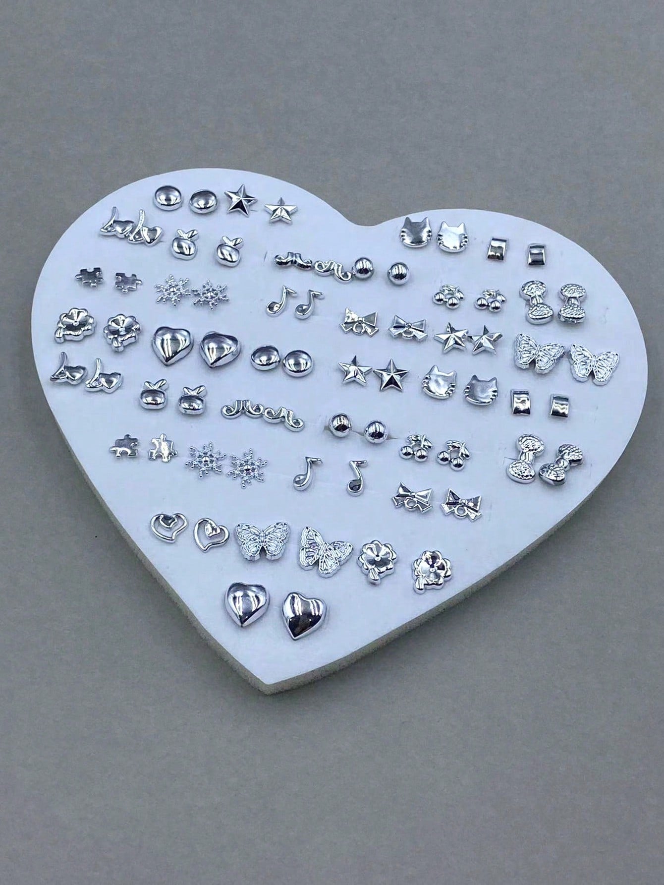 36 pares Juego surtido de aretes de botón hipoalergénicos de plástico con diseños de corazón, estrella, mariposa, corona y nota musical para mujeres
