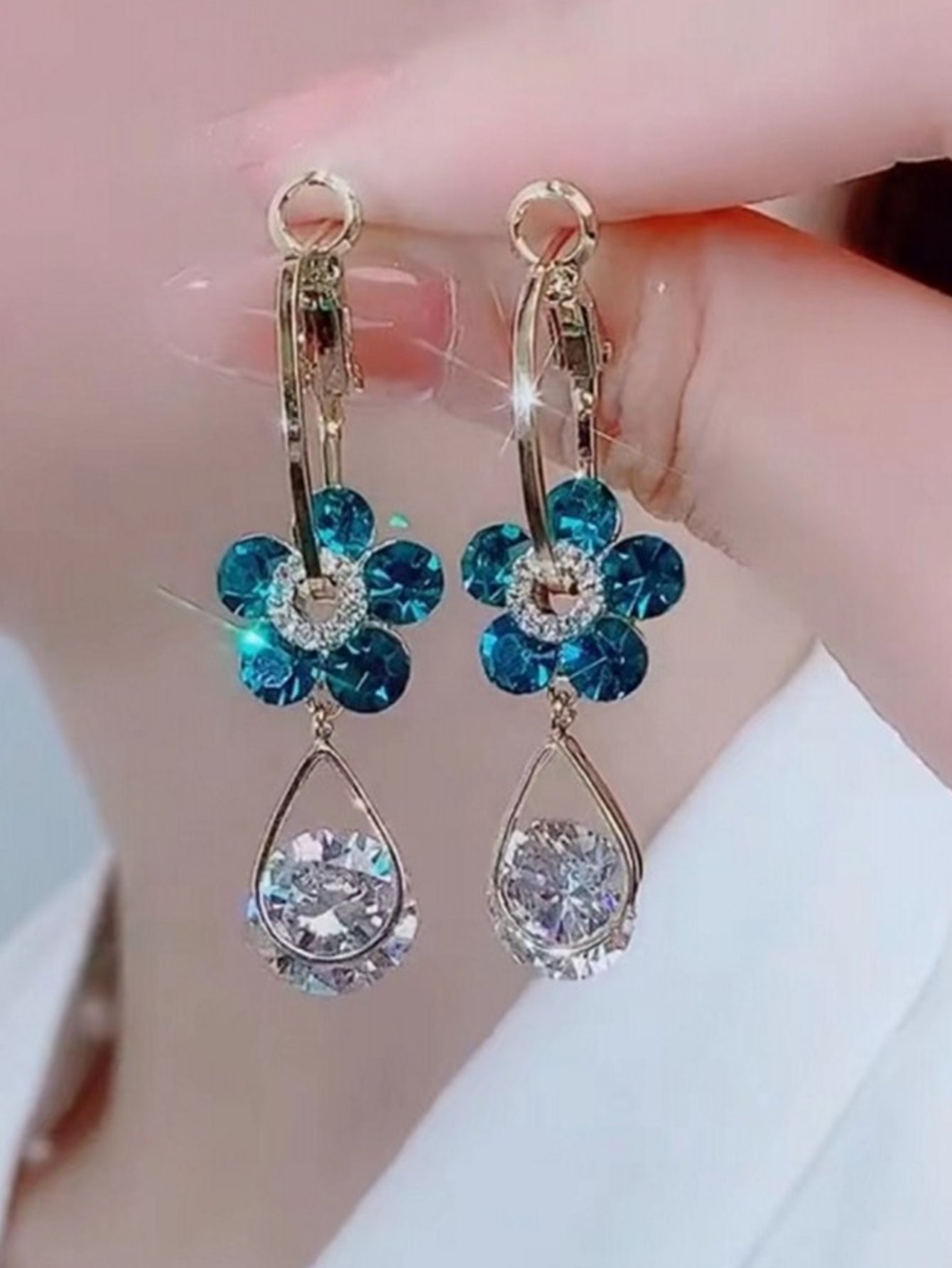 1 par de aretes con forma de flor con diseño de gota de agua