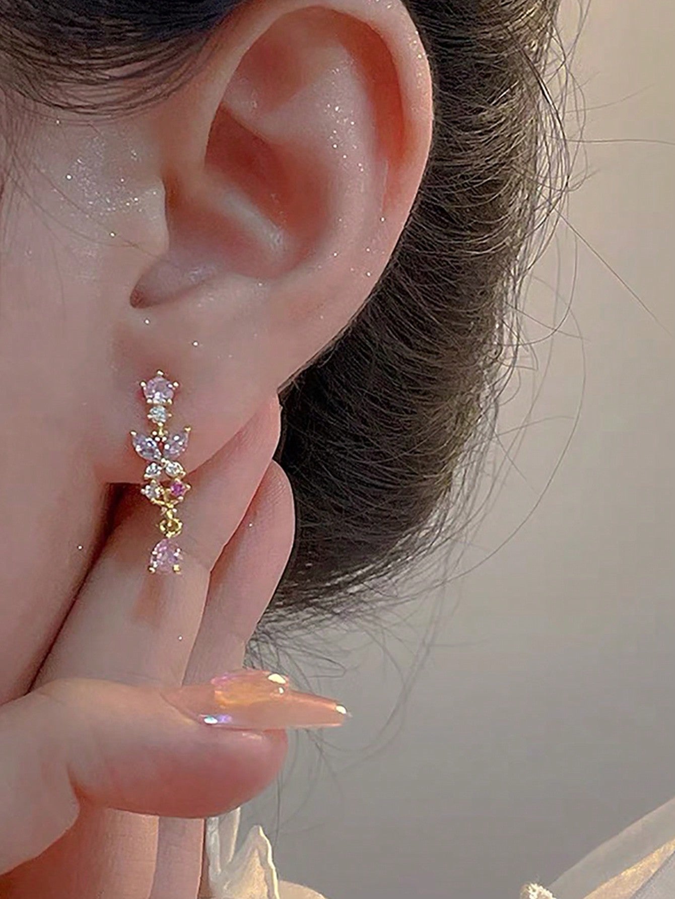 1 par de aretes dulces y exquisitos con forma de gota de agua y mariposa, lujosos, elegantes y únicos, adornados con piedras de imitación artificiales, adecuados para fiestas, vacaciones, citas y como regalos para mujeres