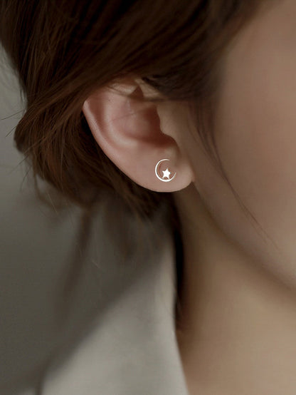 2 pendientes de tuerca con diseñoación de estrella y luna