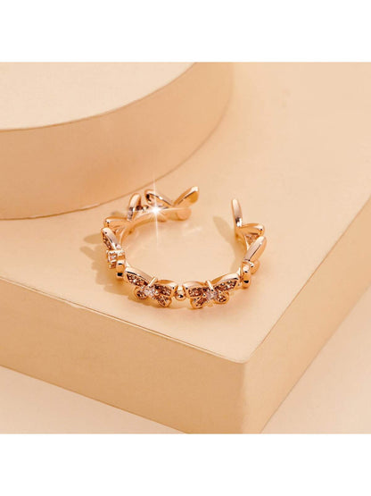 uno elegante agraciado delicado con mariposa inspirado de mujeres abierto fin Anillo adornado con espumoso de imitación diamante para boda Decoración & regalo