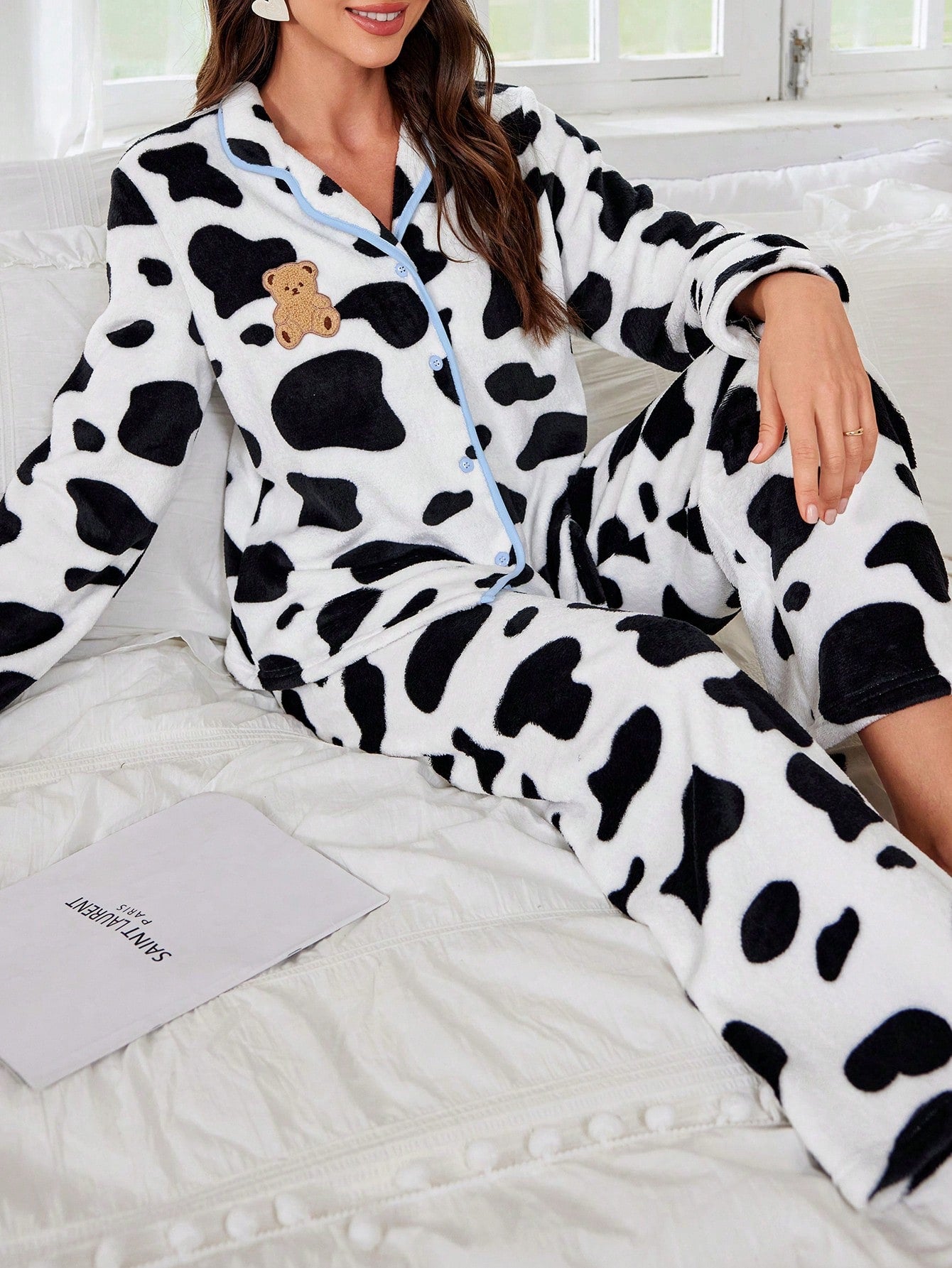 Conjunto de pijama con top de manga larga de cuello de solapa y pantalones, diseño de oso con textura de leche esponjosa para mujeres