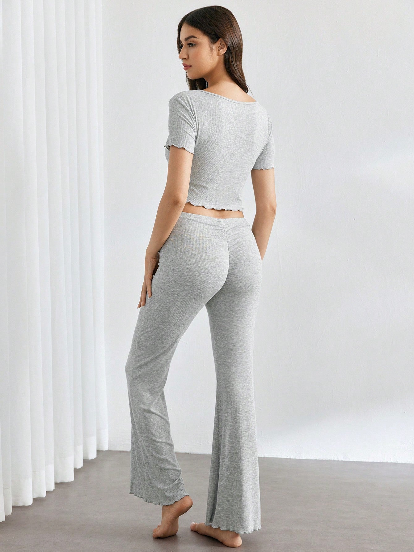 SHEIN Leisure Conjunto de pantalón negro y ropa de estar en casa con cintura acanalada y bajo ondulado cómodo