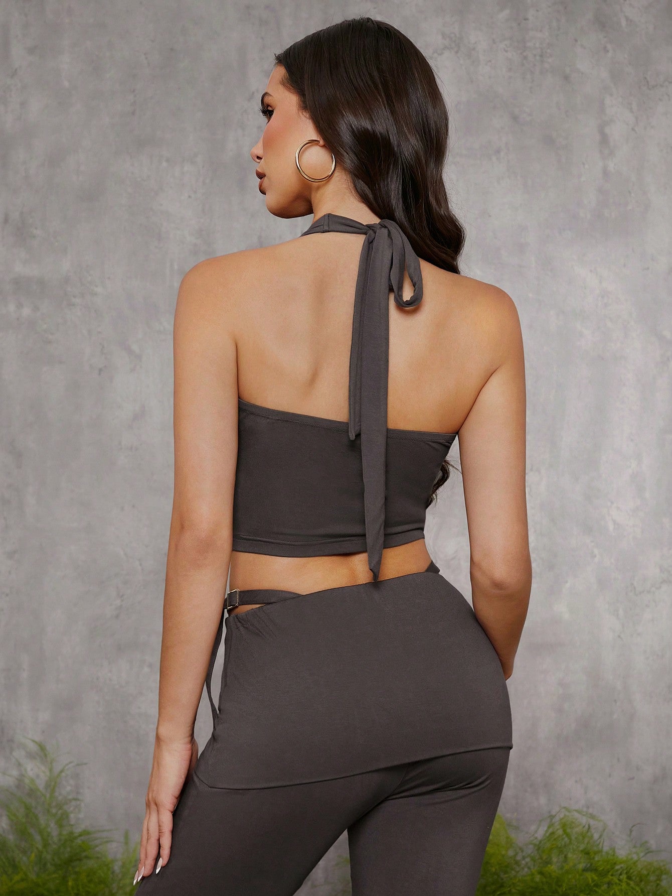 evoluSHEIN X Anitta Jheni Top de tirantes corto, ajustado y plisado de color liso con diseño hueco para mujer, ideal para el verano